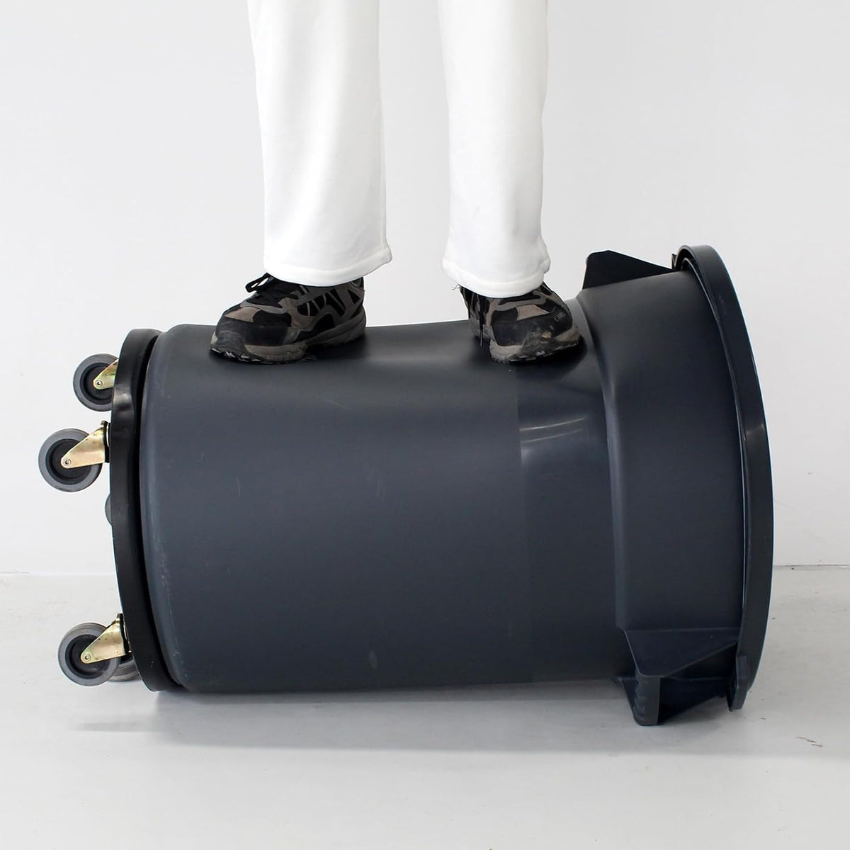 32 Gallon Grey Outdoor Trash Can with Lid and Wheels V331